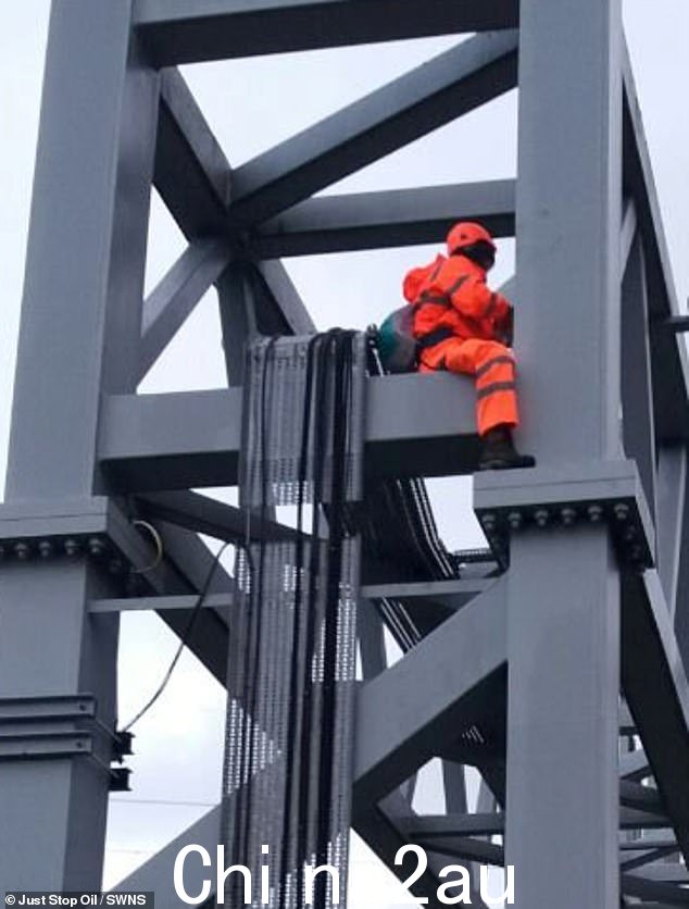 Just Stop Oil 抗议者 Alfred Beswick,26 岁,于 11 月 8 日在 M25 上爬上了龙门架(在抗议期间拍摄了一名被认为是 Beswick 的男子)