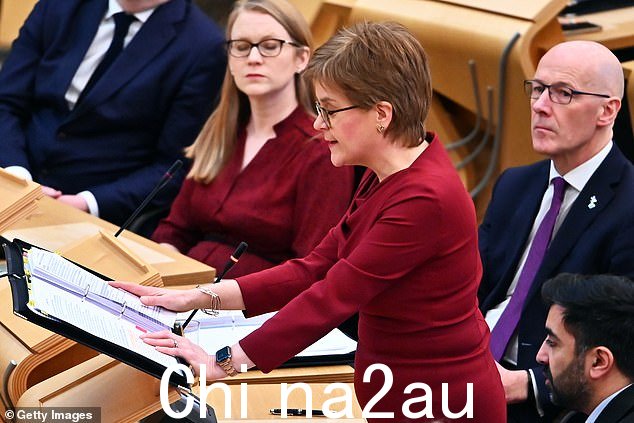 在镜头前,尼古拉·斯特金(Nicola Sturgeon)(昨天的照片)擅长在她的党内遇到麻烦时提供精美的似是而非的否认