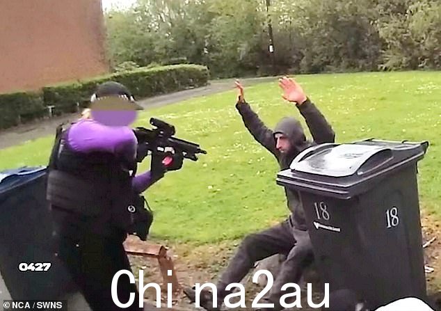 戏剧性的镜头显示,在武装警察的大规模武器突袭中,一群人在街上被枪指着逮捕的那一刻
