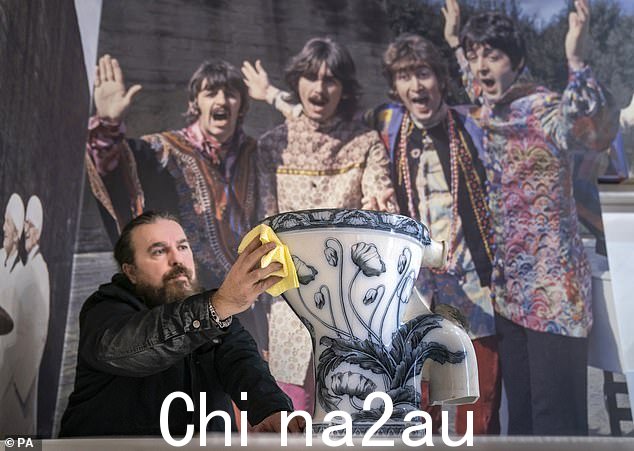 Love Me Do-Do!周四,在约翰列侬的厕所在博物馆展出后,披头士乐队的歌迷兴奋得满脸通红