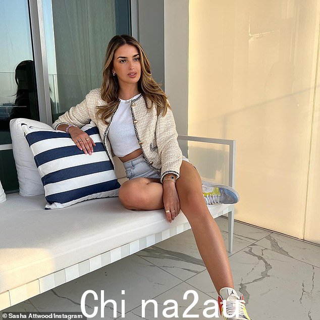 惊艳:Sasha Attwood 在周四分享的一系列惊艳照片中摆出姿势,看起来令人难以置信