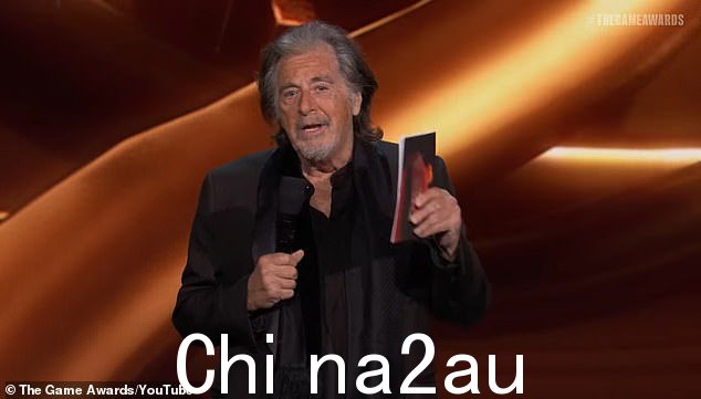 表演者:'特别是,很自然地,表演者帮助讲述这些故事,因为作为一名演员,我了解到无论你是在舞台上还是在镜头前或音频亭内,总是,基本上总是,我们是一样的,'他说