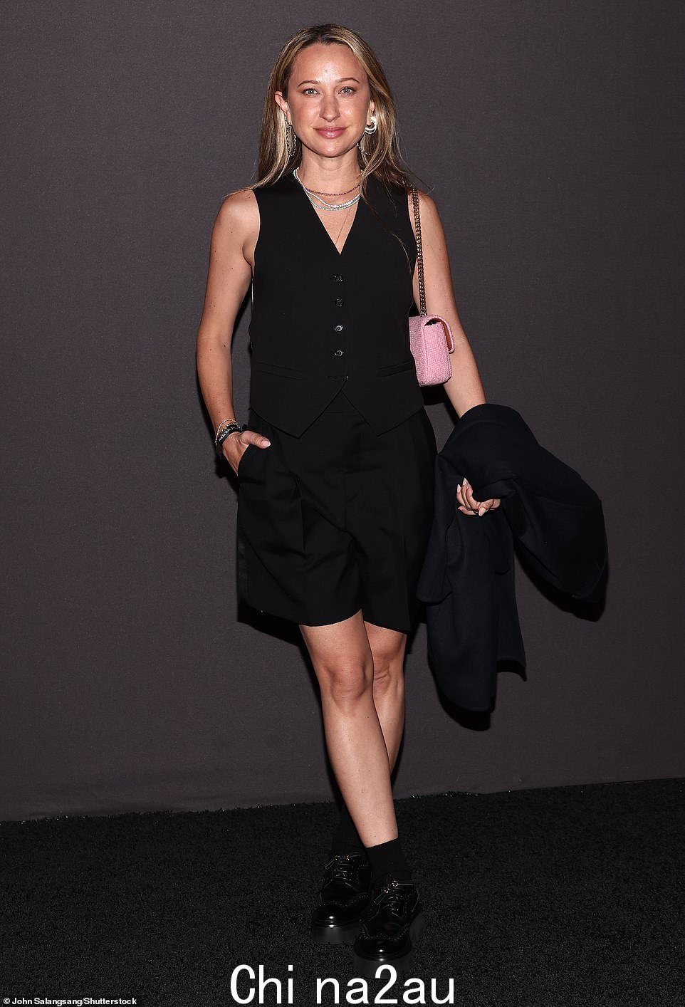 All-black: Jennifer Meyer 穿着马甲和短裤套装看起来毫不费力