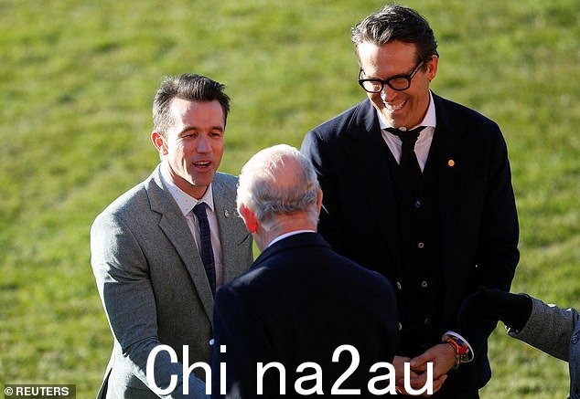 Wrexham 共同拥有者 Rob McElhenney 在球场上与国王查尔斯握手