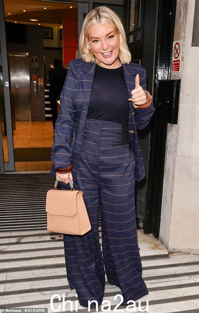 快乐女士:周五早上,41 岁的谢里丹·史密斯 (Sheridan Smith) 穿着格子裤套装和半身裙别致地出现在 BBC Radio 2 时竖起大拇指,看上去兴高采烈纯粹的顶部
