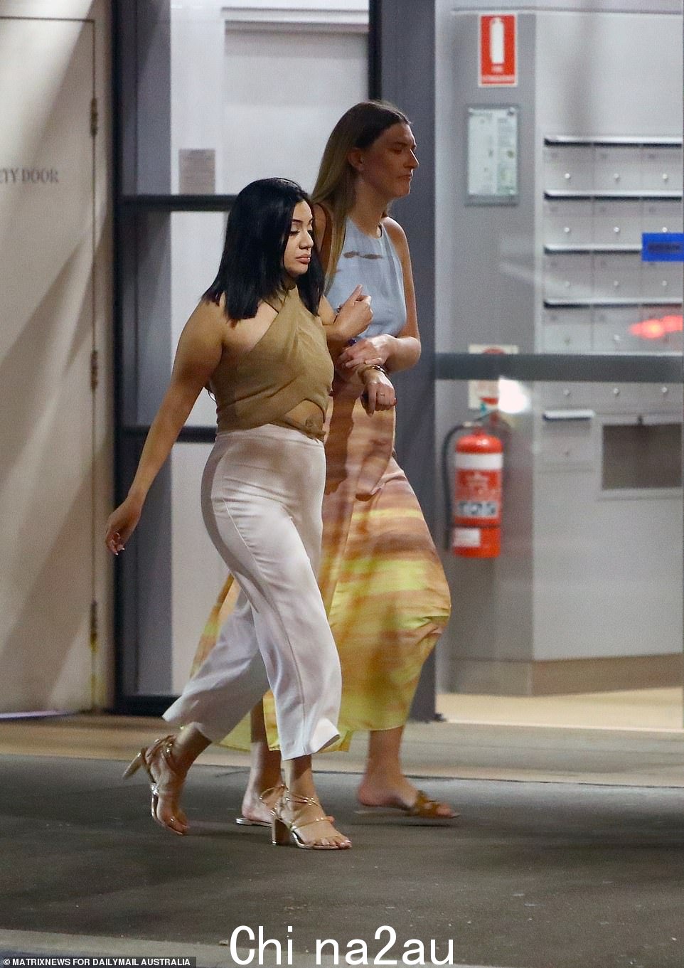 一些女性穿着华丽的衣服和鞋子(如图),整个城市从充满挑战的三年中解脱出来