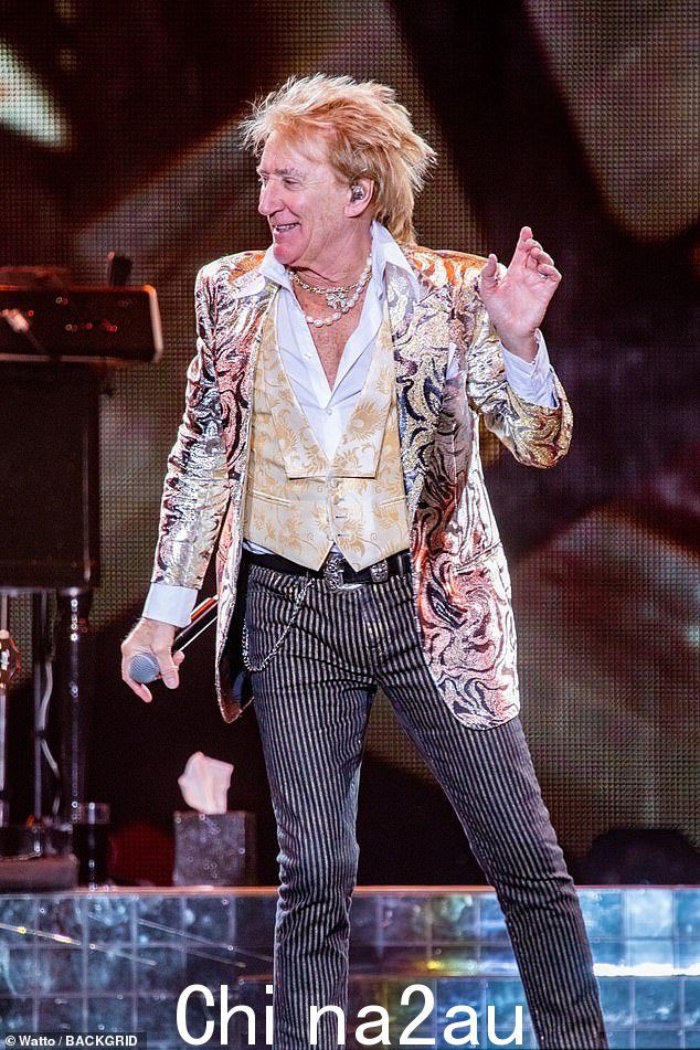 为表演而生:77 岁的 Rod Stewart 爵士周五晚上在伯明翰的 Utilita Arena 登台时表现出精力充沛的表现