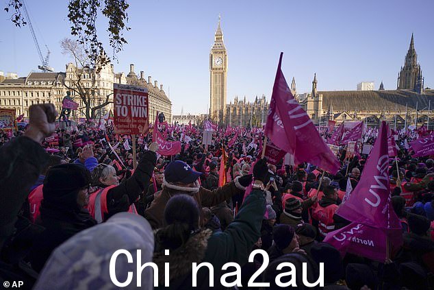 皇家邮政工作人员举着标语牌和旗帜rs 昨天他们聚集在议会广场