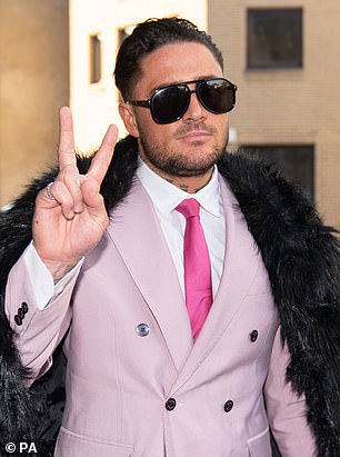 真人秀明星 Stephen Bear(今天上图)在法庭上“吹嘘”与 Towie 明星 Lauren Goodger 发生性关系,当时他因涉嫌分享她的搭档 Georgia Harrison 的性爱录像带而受审