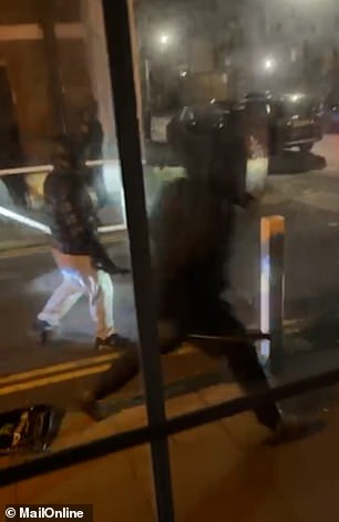 视频显示了一群手持金属管和刀具的男子在伦敦东部的一场深夜斗殴中对峙的令人震惊的时刻