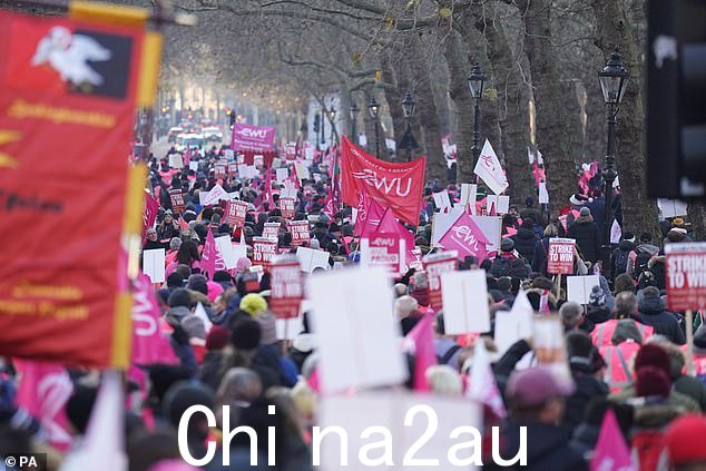 皇家邮政为邮政员工提供了 18 个月内 9% 的薪酬协议。一位来自埃塞克斯的女邮政员工描述了这种情况:“这就像是孩子在在两个父母的痛苦离婚中。压力是下一个级别'