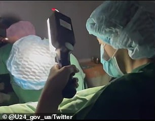 筹款人:Liev 与 United24 一起筹集了 100 万美元,为乌克兰的医务人员提供发电机,他们经常不得不依靠手电筒为病人做手术