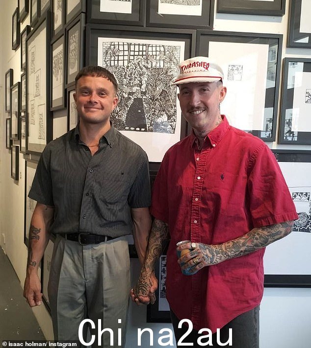 重聚：Isaac Holman（左）和 Laurie Vincent（右）于今年 5 月合照，他们在他们联合的 Instagram 页面上发布了 Slaves 重聚的消息