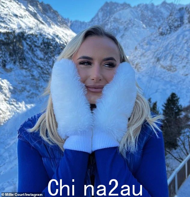 光芒四射:米莉在雪地里摆出一系列姿势,将她的铂金色头发梳成松散的卷发