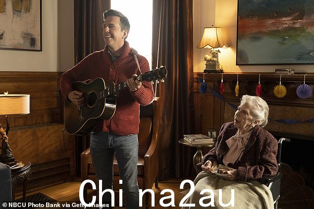2021: 这位明星与 Ed Helms 一起在情景喜剧卢瑟福瀑布中扮演艾达姨妈