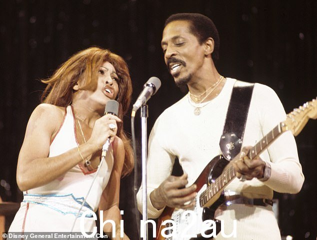 Tina 于 1962 年与音乐家 Ike Turner 结婚 - 但他们的关系因多年的虐待、殴打和操纵而受到困扰。他们在 1973 年一起出现
