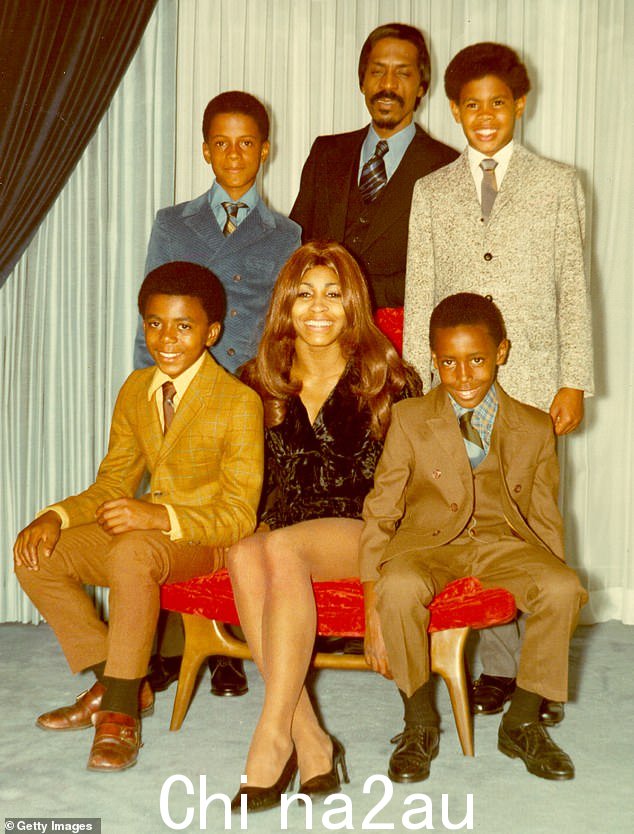 1972 年,蒂娜 (Tina) 和艾克 (Ike) 与他们的孩子合影。罗尼 (Ronnie) 身穿棕色西装,位于右下方。他的兄弟克雷格在 2018 年自杀,身穿灰色粗花呢
