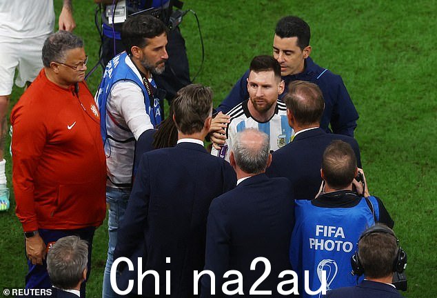 Messi 然后在终场哨响后走过去与荷兰队主帅 Louis van Gaal 对峙