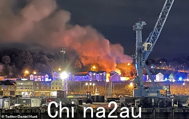 街道上散落着碎片,空气中冒出滚滚浓烟,两名“行走的伤员”被送往医院