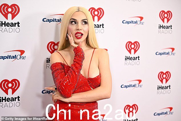Peekaboo:这位 28 岁的歌手兼词曲作者穿着性感的猩红色连衣裙走上红地毯,一侧胸部下方有一个大胆的镂空图案