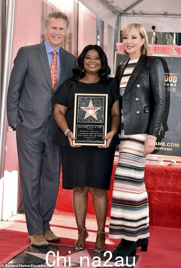 表示支持:Spencer 也加入了来自 The Help 的另一位联合主演 Allison Janney,63 岁,以及 Ferrell