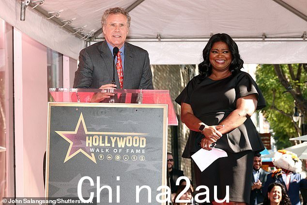Dapper:Ferrell 身穿灰色西装、蓝色衬衫和红色领带,看起来很潇洒