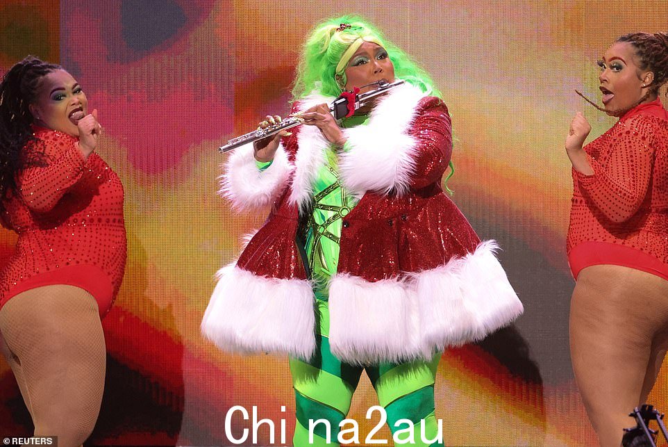 她心爱的乐器:受过古典训练的音乐家吹奏了专业的长笛