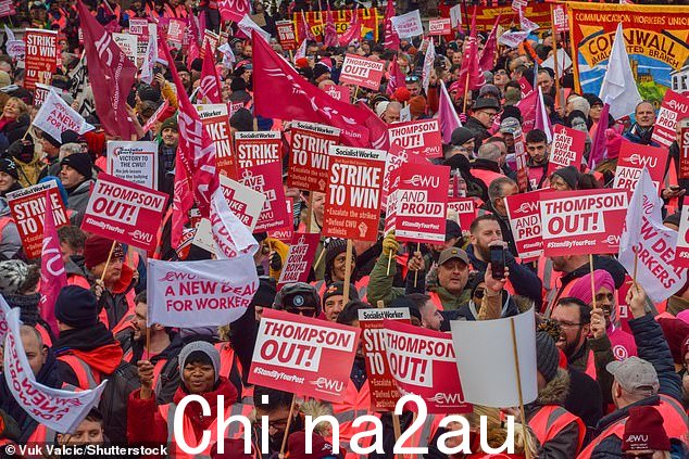 邮政工作人员(如图)预计将在周日、下周和圣诞节前两天继续罢工