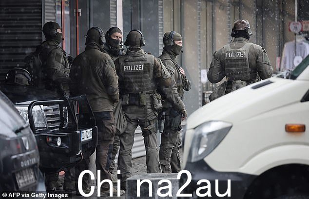 警方特种部队在周六当地时间中午左右制服了该男子