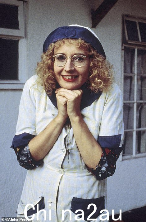 Icon: Su 扮演 Peggy Ollerenshaw,一个渴望成为黄衫军并试图以任何方式参与营地娱乐活动的古怪女仆(摄于 1980 年)