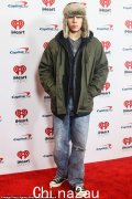 Kid Laroi 在 iHeart Radio 的 2022 Jingle Ball 登台时抵御寒冷