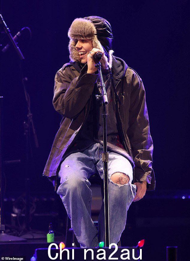 他在 2021 年与 Justin Bieber Stay 合作的原声演绎给粉丝留下了深刻印象。 Laroi 还在他的演出中表演了他未发行的新歌 Love Again