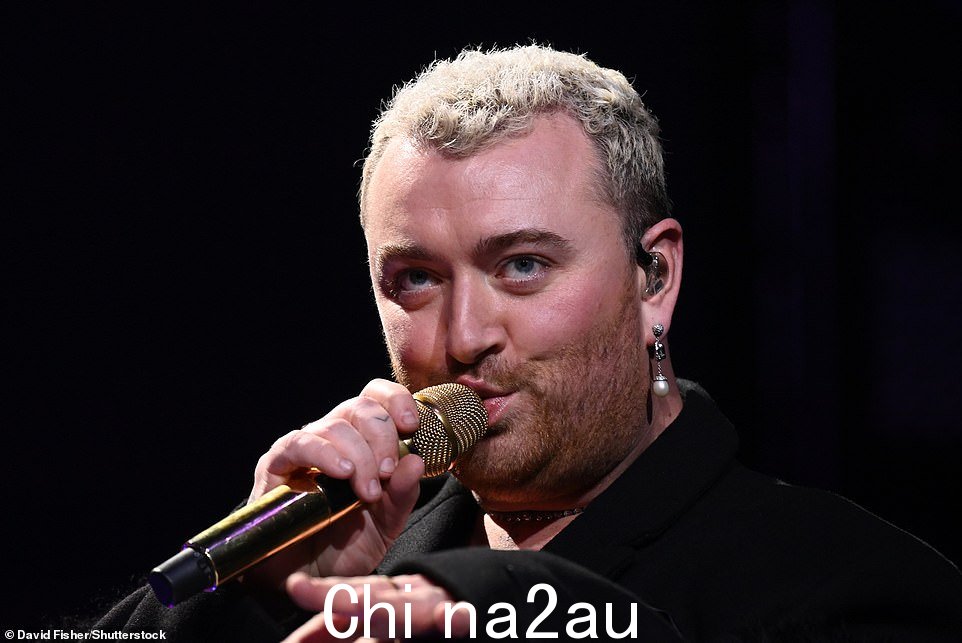 配饰:这位歌手戴着一对珍珠耳环,晚上留着剃得很细的胡子