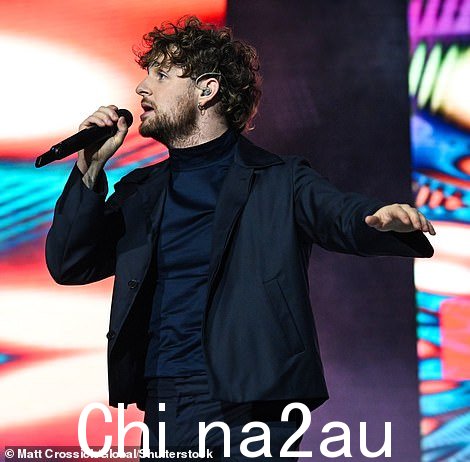 Glitterati:在其他地方,27 岁的 Tom Grennan 身穿黑色西装,夹克内搭配配套的 T 恤,剪裁得体