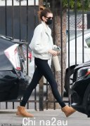 Kaia Gerber 在洛杉矶经营一家杂货店时炫耀她的长茎