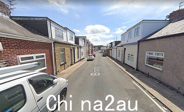 汉森夫人住在白色的上部位于桑德兰布雷迪街的正面改建排屋,她的儿子斯蒂芬曾经住在下面的公寓里
