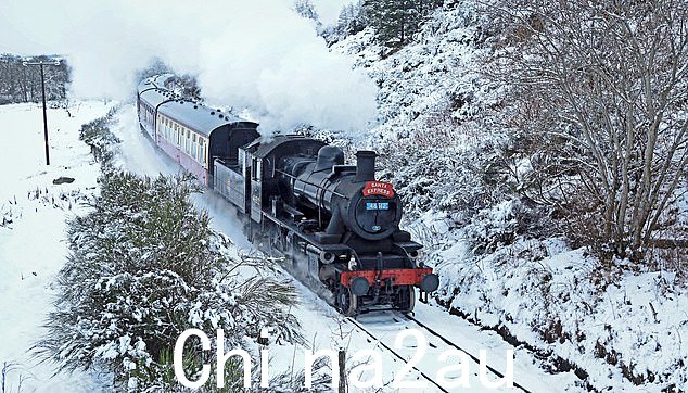 圣诞老人快车是 r今天在 Strathspey 蒸汽铁路线上穿越雪地