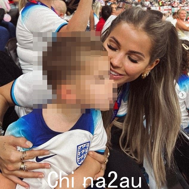 Luke Shaw 的女友 Anouska Santos 昨天在卡塔尔的体育场分享了一张她和这对夫妇的儿子的照片,并挑衅地宣称:'在这里直到最后'