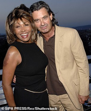蒂娜·特纳 (Tina Turner) 和她的丈夫欧文·巴赫 (Erwin Bach) 在瑞士斥资 5600 万英镑买下了一座俯瞰苏黎世湖的十居室庄园（2005 年摄于巴塞尔）