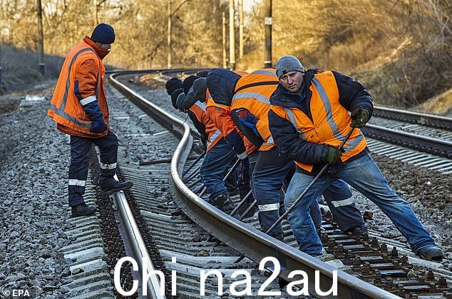 这些无私的工人与英国薪水更高的工人形成了鲜明对比,英国工人愤世嫉俗地通过旨在在圣诞节造成最大痛苦的罢工破坏国民福祉