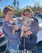 莎拉·保尔森 (Sarah Paulson) 和阿曼达·皮特 (Amanda Peet) 从 Paw Works 动物救援中心领养了狗