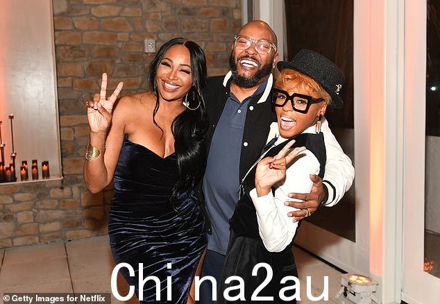 巨乳:Cynthia Bailey,她与梦奈和瑞安卡梅隆合影,穿着低胸黑色连衣裙,几乎无法容纳她丰满的胸部
