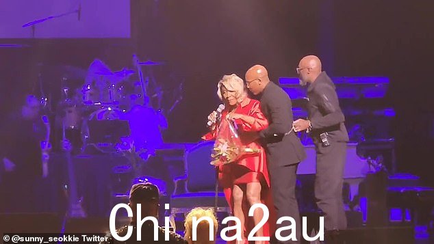 Patti LaBelle 周六晚上在密尔沃基的 Riverside 剧院演出时收到了“炸弹威胁”报告,随后她在演出中途被保安带下了舞台