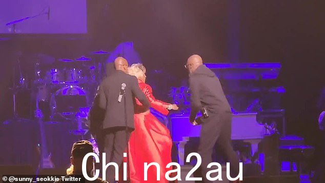 在一位音乐会观众分享的视频中,可以看到这位 78 岁的传奇歌手正在向人群讲话,就在两名保安迅速示意她下台之前
