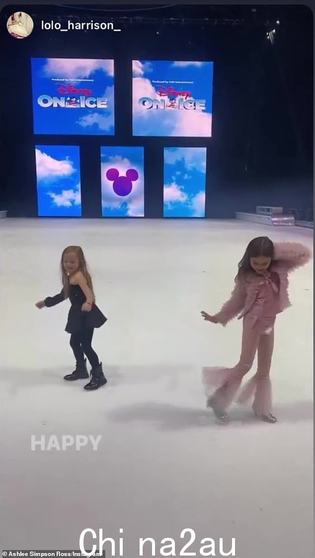 表演时间:小贾格尔在冰上表演,跳舞和摆姿势