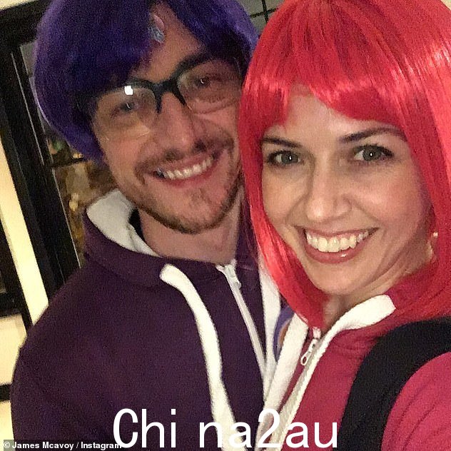 揭露:在离婚完成两个月后,这对新人在 Instagram 上发布了一些他们在化装舞会上的照片,以宣布他们的关系