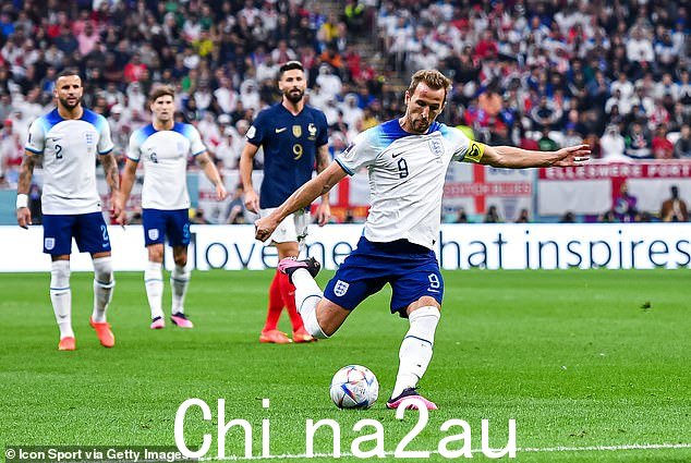 Kane 在 Hugo Lloris 之外的位置完成了他的第一次射门,但在他的第二次射门中射门