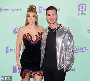 最好的朋友:在其他快照中,可以看到 Becky 和她的朋友 Joel Corry,英国 DJ、制作人和电视名人合影留念