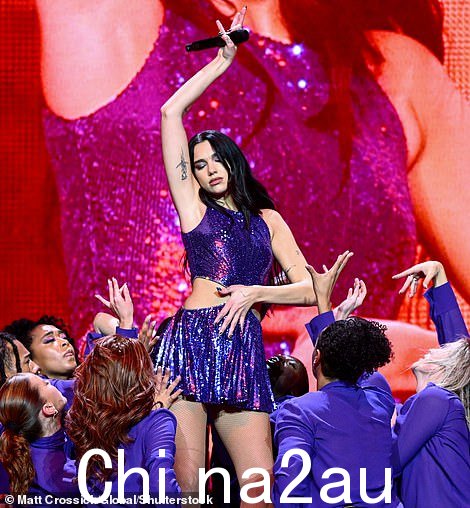 Jingle Bell Ball:Dua Lipa,27 岁,周日在伦敦 O2 体育馆与 Barclaycard 一起冲进 Capital's Jingle Bell Ball 的舞台时,看起来简直是轰动一时
