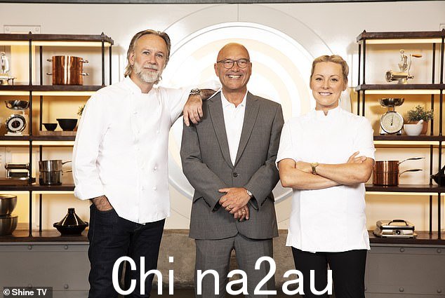 评委:她的食物由 Marcus Wareing(左)Anna Haugh(右)和 Gregg Wallace(中)评判